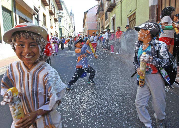 Pěnové souboje v Quitu během karnevalu