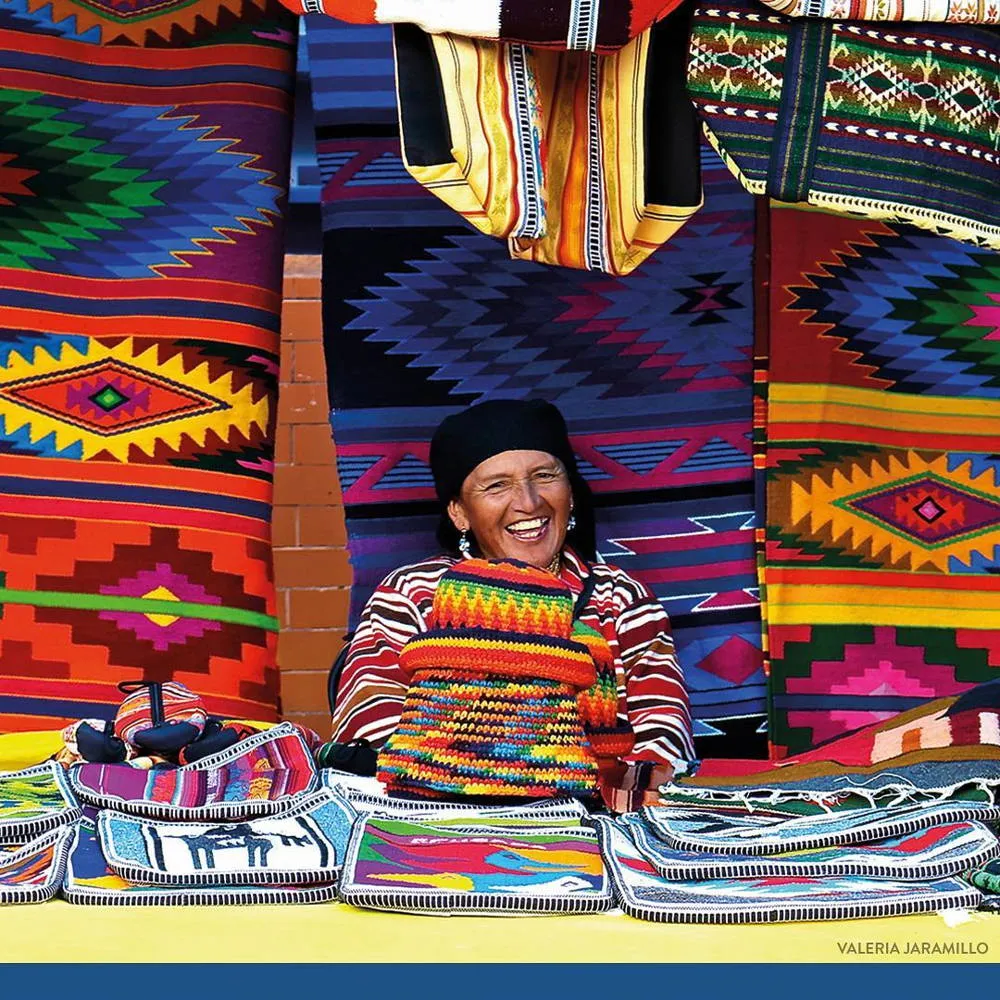 Tradiční řemeslné výrobky na trhu v Otavalo