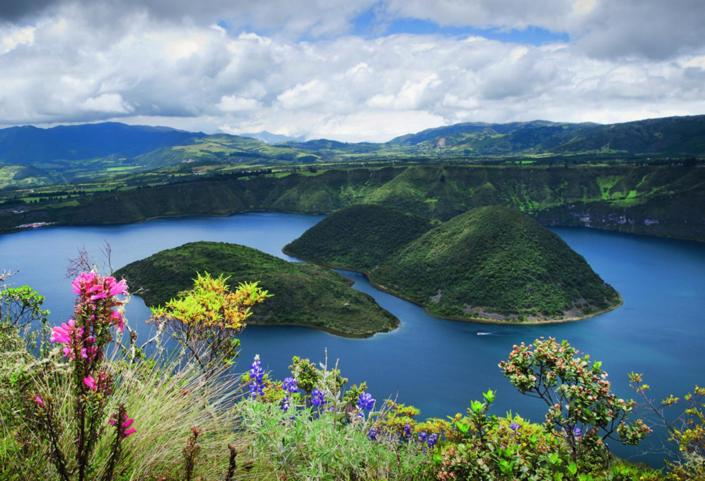 Laguna Cuicocha se svými dvěma ostrovy