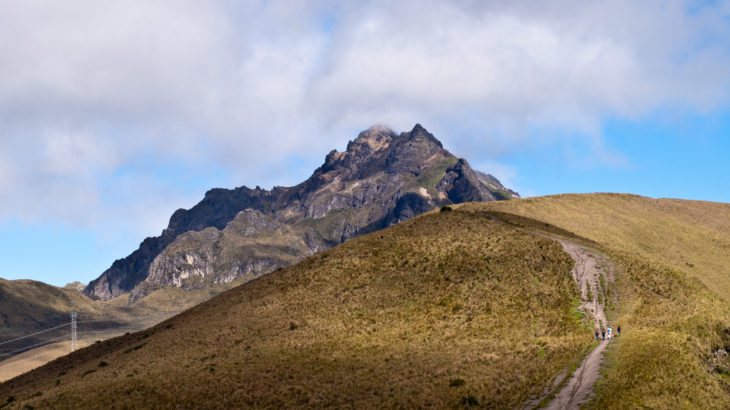 Počáteční úsek stezky na Rucu Pichincha s vrcholem v pozadí
