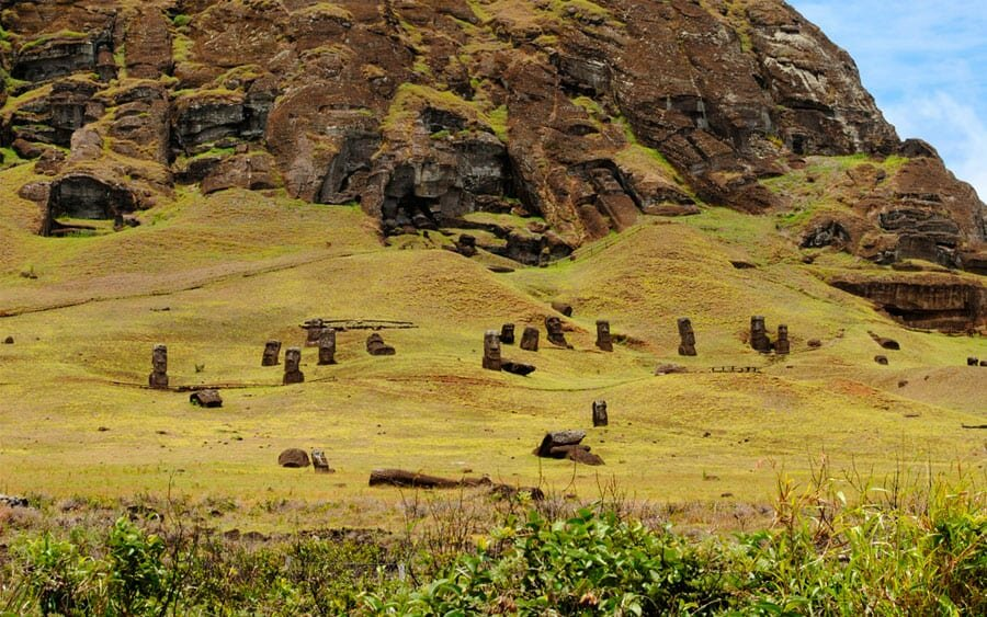 Úbočí sopky Rano Raraku poseté Moai