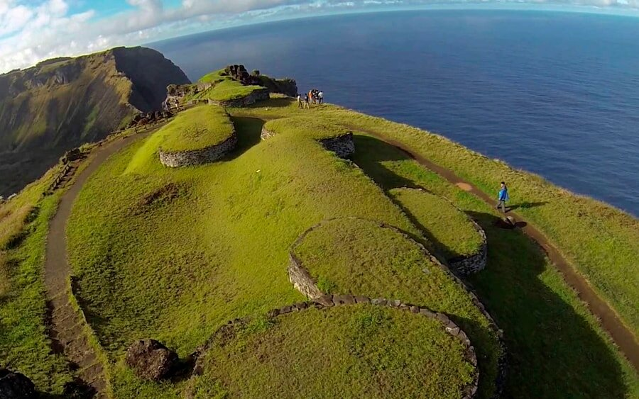 Velikonoční ostrov - Vesnice Orongo na vulkánu Rano Kau