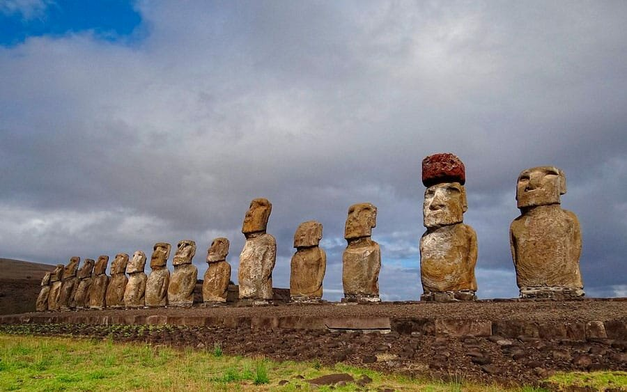 Plošina Ahu Tongariki s 15 sochami Moai