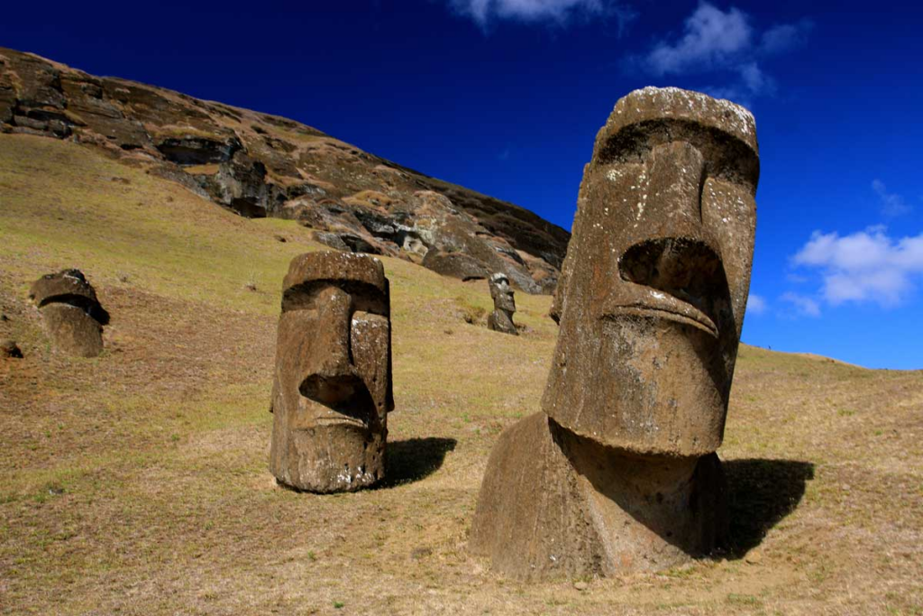 Velikonoční ostrov - sochy Moai částečně skryté v zemi