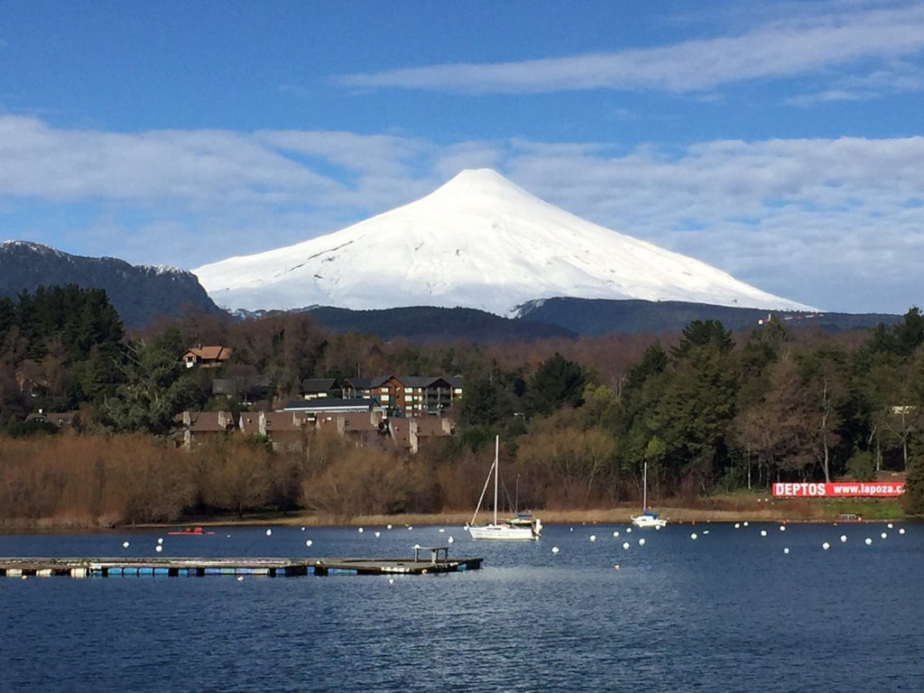 Jezero a vulkán Villarrica 