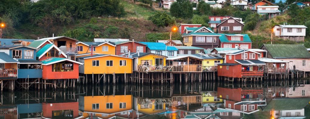 Domy postavené v Chiloé na sloupech ve vodě (palafitos)