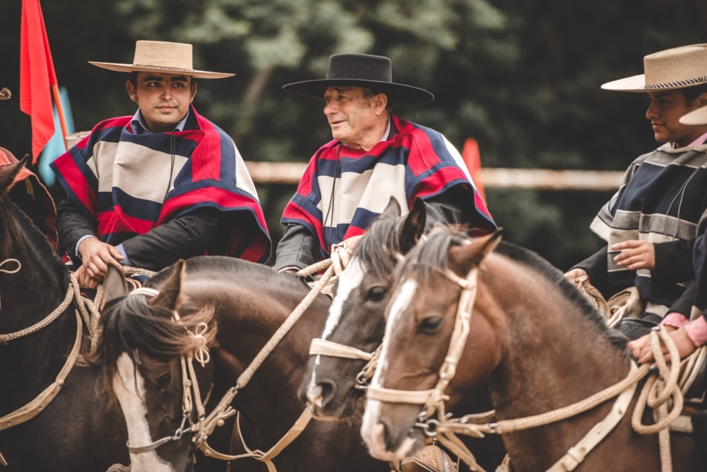 Honáci na koních huaso v tradičním oděvu